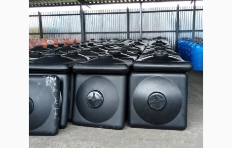 Пластиковые емкости для летнего душа