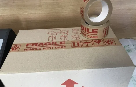 Бумажный крафт скотч с логотипом FRAGILE (ХРУПКОЕ) 48 мм х 50 м Viskom