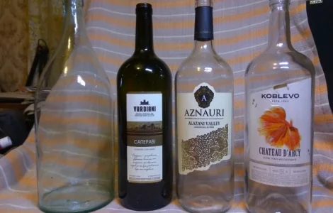 Бутылки стеклянные прозрачные и тёмные (1, 5 л) для вина