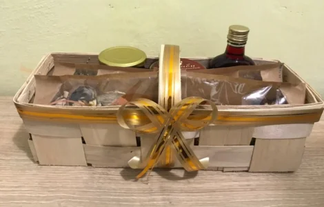 Новорічний подарунковий кошик