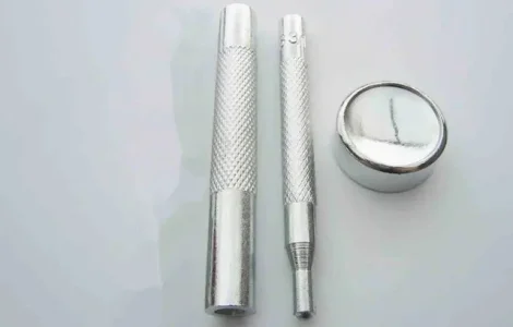 Металеві інструменти для установки кнопок