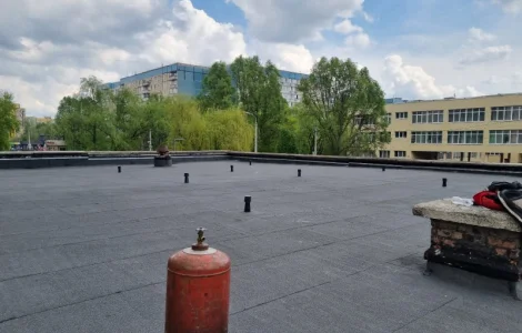 Ремонт рулонної плоскої покрівлі