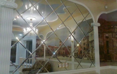 Зеркальное панно с фацетными гранями