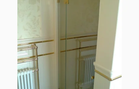Стеклянные двери для душа раздвижные и распашные