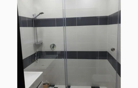 Раздвижные душевые двери и перегородки в ванной на заказ, изготовление и установка