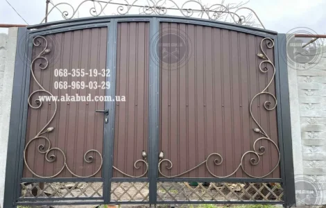 Розпашні ворота з профлиста та бетонним парканом
