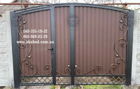 Распашные ворота из профлиста с бетонным забором