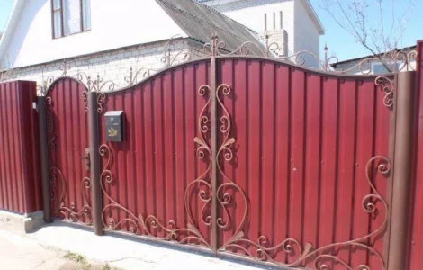 Ворота распашные на заказ в Кривом Роге. Ворота распашные из профнастила