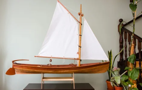 Стендовая модель деревянной лодки. Модели кораблей