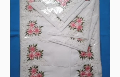 Скатерть белая с салфетками и вышевкой