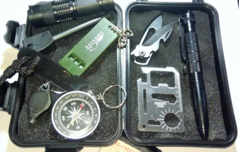 Набор необходимых для выживания и туризма предметов. Огниво.Мультитул и др