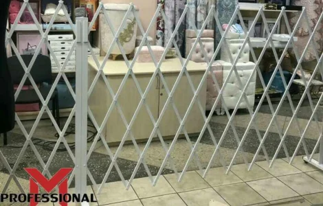 Розсувні грати для огорожі приміщень та торгових точок