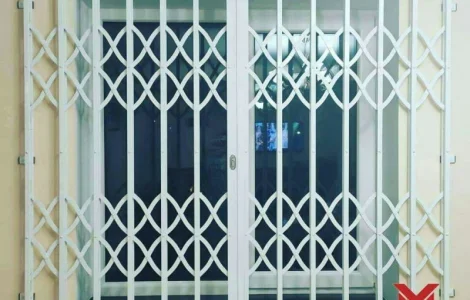 Раздвижные решётки Prof на окно с ажурным рисунком