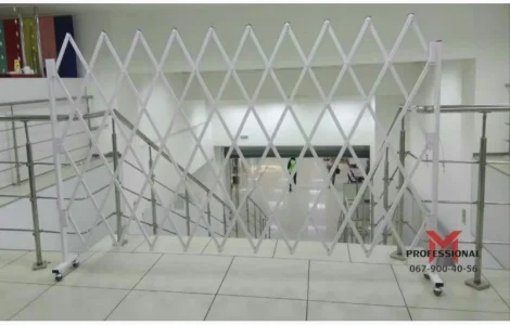 Мобільна розсувна огорожа Prof для торгових площ