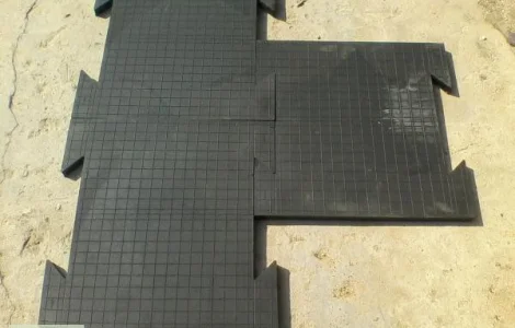 Резиновая плитка из литой резины.