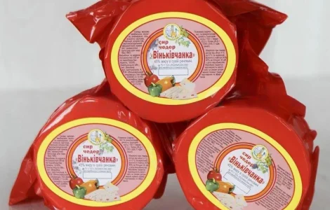 Сири в асортименті, сирний продукт, моцарела, сулугуні, бринза, та інша молочна продукція