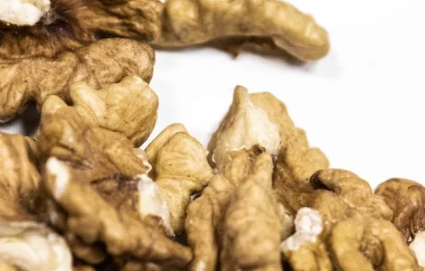 Купуємо очищений волоський горіх