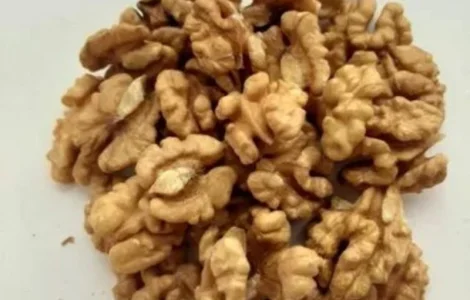 Очищений грецький горіх