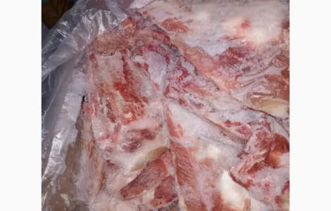 Ребра зі свинячої лопатки в картонній упаковці