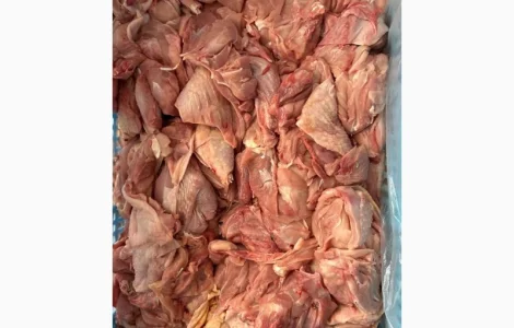 Мясо окорока с кожей в продаже