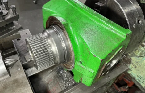 Поворотные кулаки трактора John Deere R135865 Восстановление