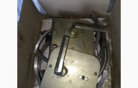 Замок двери Т-150 в сборе