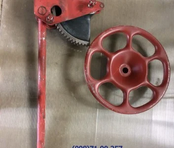 Стояночный тормоз грузового вагона в сборе