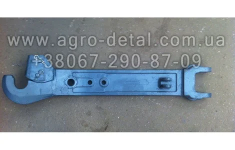 Тяга 17222.56.025-1-01 левая( лыжа ) крюковой  задней навески трактора Х Т З 17222 ,Х Т З-