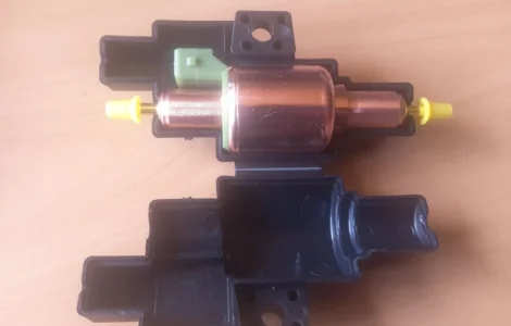 Захисний чохол-кронштейн для паливного насоса автономного обігрівача