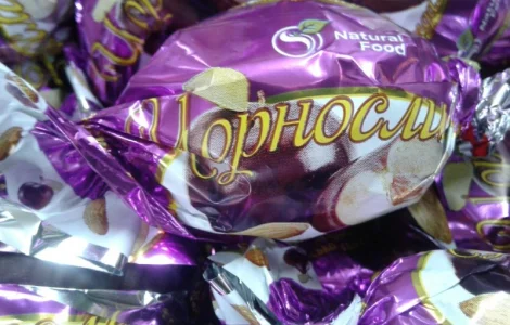 Чернослив в шоколаде. шоколадные конфеты в ассортименте