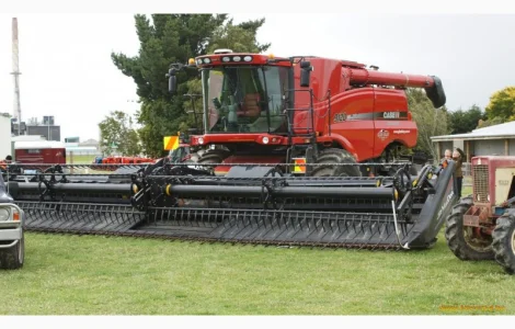 Уборка урожаю комбайнами у Херсоні