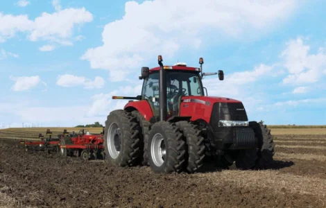 Профессиональные услуги сельхозтехники для обработки почвы и сбора урожая