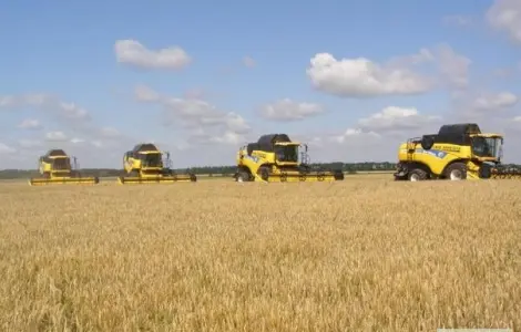 Уборка урожая комбайнами по Украине