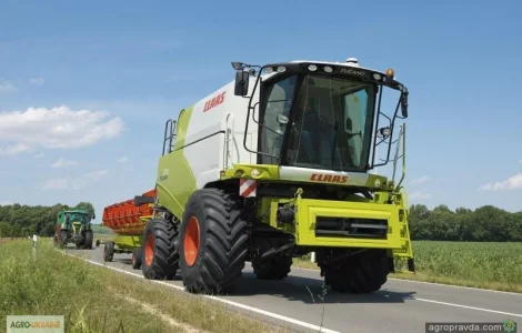 Уборка врожаю комбайнами в Івано-Франківську