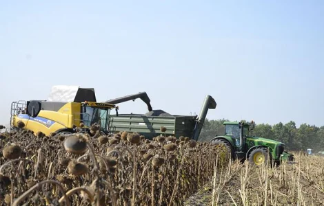 Уборка соняшника, сої, кукурудзи та льону в Сумах