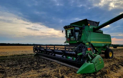 Услуги по уборке урожая комбайном John Deere