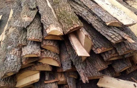 В наявності дубові дрова (обаполи