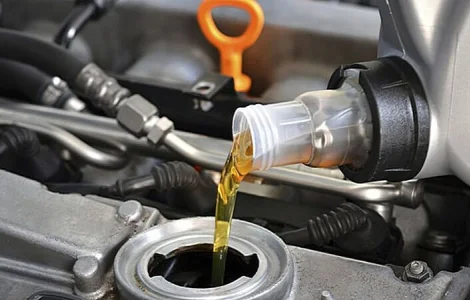 Моторное масло 10w40 (полусинтетика) в наличии