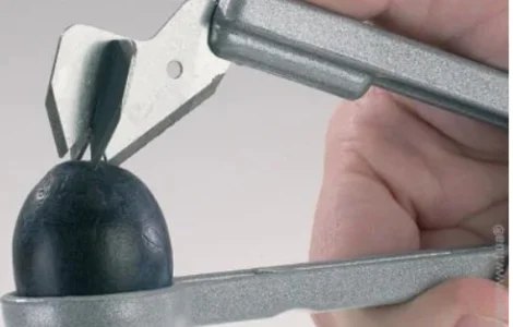 Ристосування для видалення кісточок