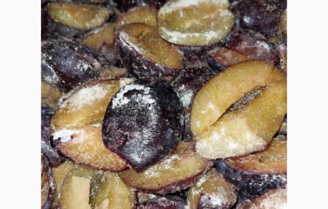 Слива заморожена без кісточки