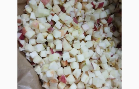 Продам яблоко кубик 10/10 со шкуркой замороженное
