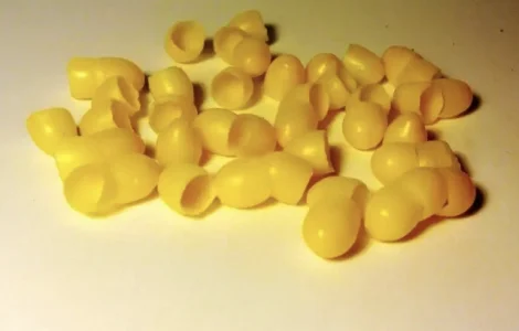 Пропонуються воскові мисочки для виведення бджолиних маток