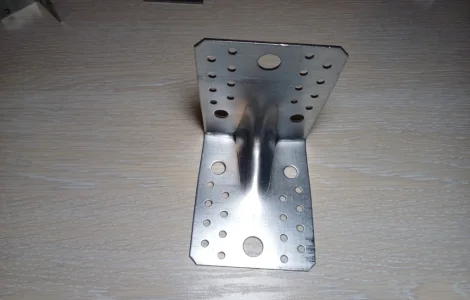 Кутник універсальний з ребром жорсткості 105х105х90 2мм