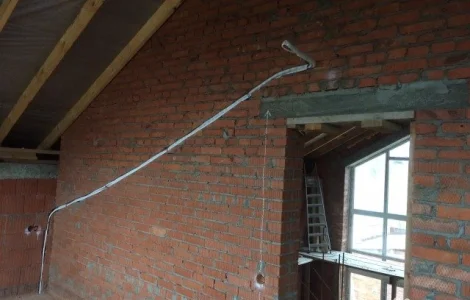 Трассы трубы магистрали кондиционера на стадии ремонта Ирпень Гостомель Буча Ворзель