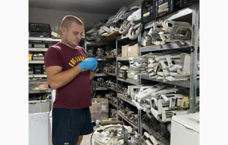 Продаємо нові та вживані запчастини до пральних машин