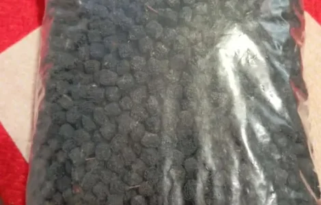 Сушеные ягоды: черноплодная рябина и смородина