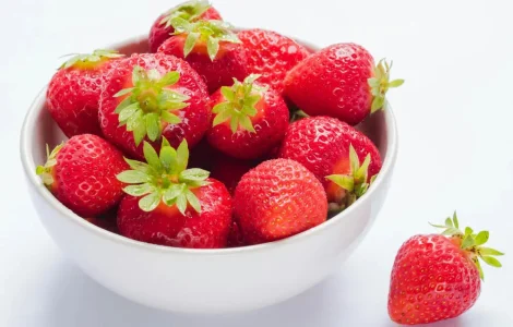 Свіжа клубніка, черешня, малина