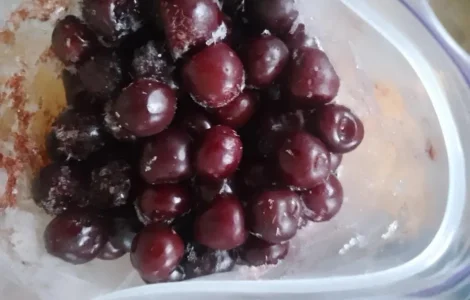 Свежемороженые ягоды черешни и вишни