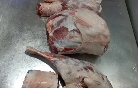 Свежие мясо молочного козленка и баранина