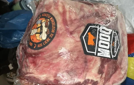 Мясо свіже антрекот утка ковбаски ділікатеси